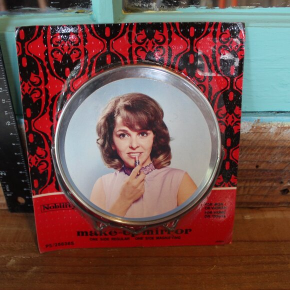 NWT Retro Makeup Mirror | Chic 5 Round Design | Versatile Self-Standing or Hang - Picture 2 of 4